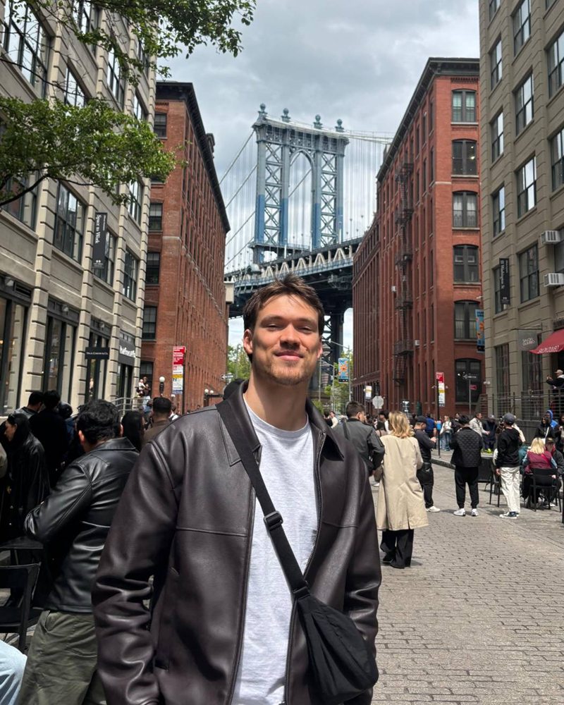 Victor Castelain dans une rue de Brooklyn, devant le Manhattan Bridge